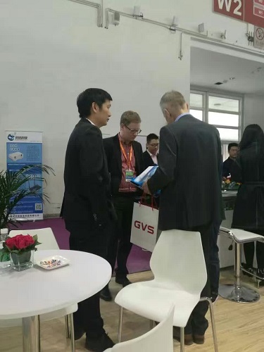 圖片關鍵詞 公司總經理周建華向國外來賓介紹公司產品