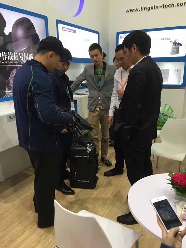 圖片關鍵詞 來賓參觀公司自主研發產品——無人機干擾器