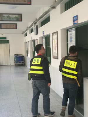 圖片關鍵詞 我司技術人員檢驗手機信號屏蔽器