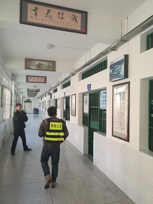 圖片關鍵詞 我司技術人員檢驗手機信號屏蔽器