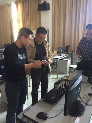 圖片關(guān)鍵詞 領(lǐng)導(dǎo)咨詢技術(shù)人員設(shè)備情況