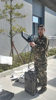 圖片關(guān)鍵詞 現(xiàn)場實(shí)操無人機(jī)干擾器的武警同志