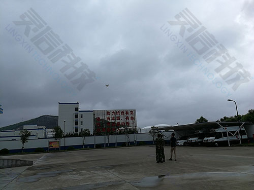 圖片關(guān)鍵詞 飛升空中的無(wú)人機(jī)