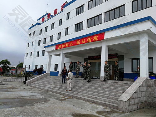 圖片關(guān)鍵詞 操作「無(wú)人機(jī)攔截系統(tǒng)」的武警官兵