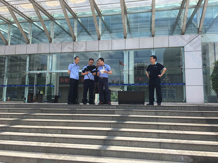 圖片關鍵詞 現場講解「無人機攔截系統」工作原理、操控方法