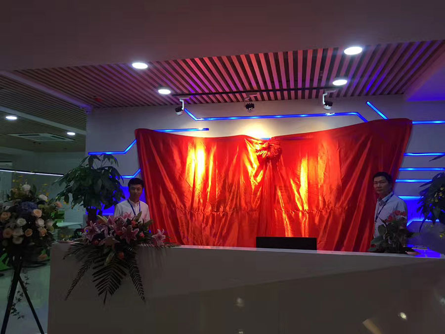 圖片關鍵詞 鐘總、周總代表「靈信科技」揭彩