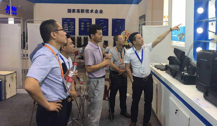 圖片關鍵詞 向貴賓解說無人機攔截系統