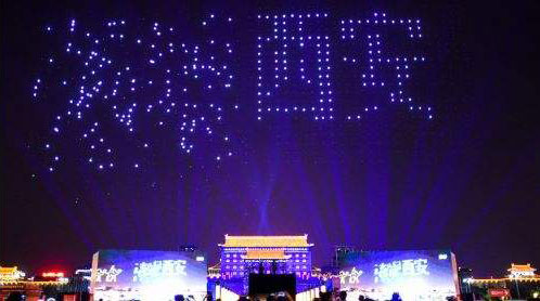 圖片關(guān)鍵詞 西安無人機(jī)燈光秀表演失誤,或是信號(hào)干擾無人機(jī)所致