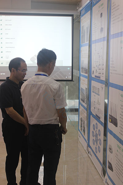 公司董事長(zhǎng)鐘總給重慶市政協(xié)副主席講解產(chǎn)品方案