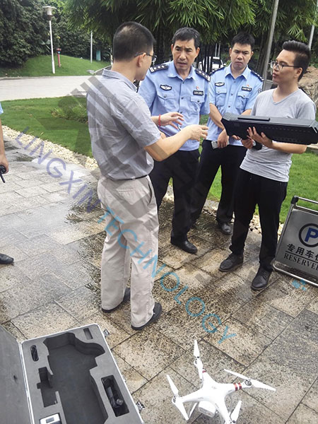 圖片關鍵詞 向廣西南寧市局領導講解設備